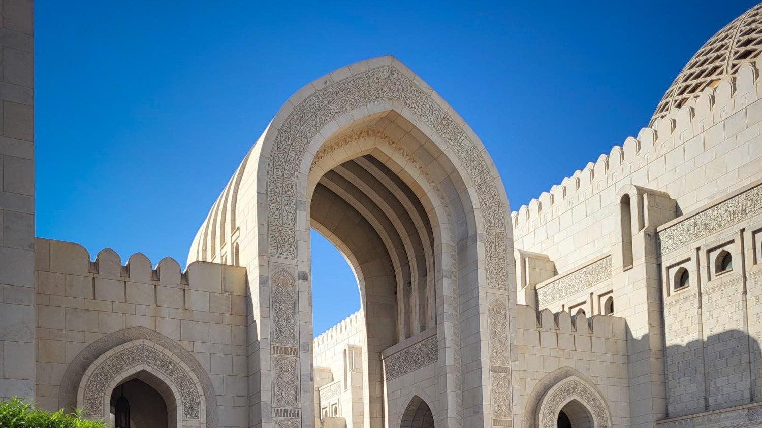 Binnenplaats van de Sultan Qaboos-moskee in Muscat