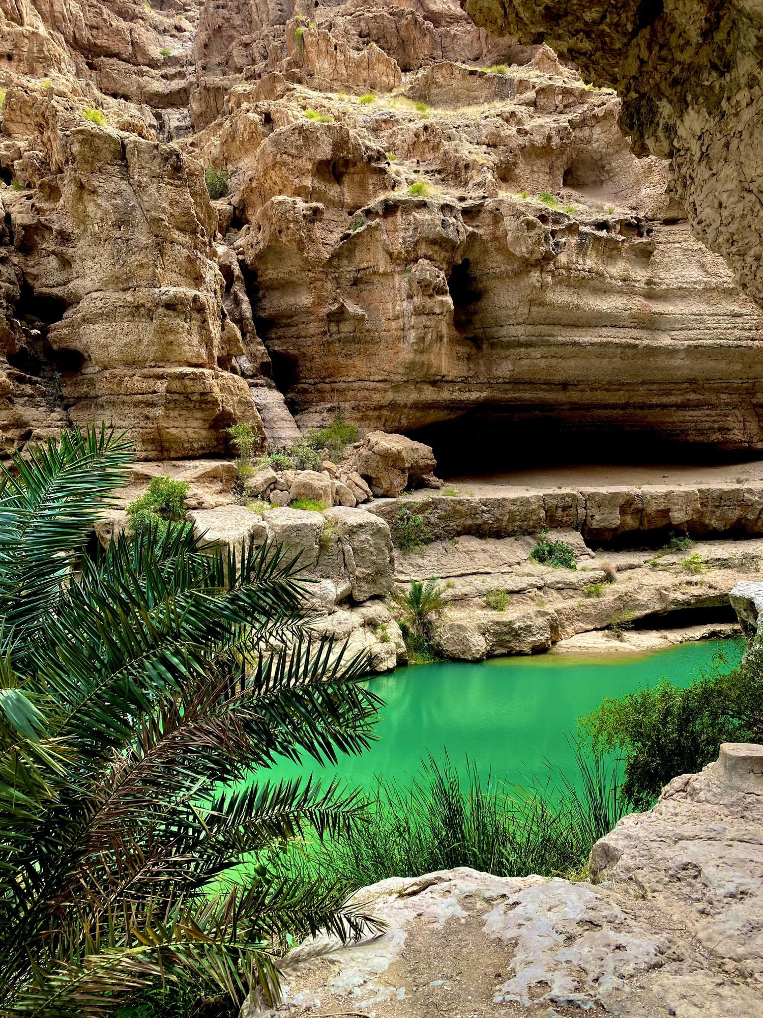 Smaragdgroen water in Wadi Tiwi, een verborgen parel tussen de bergen