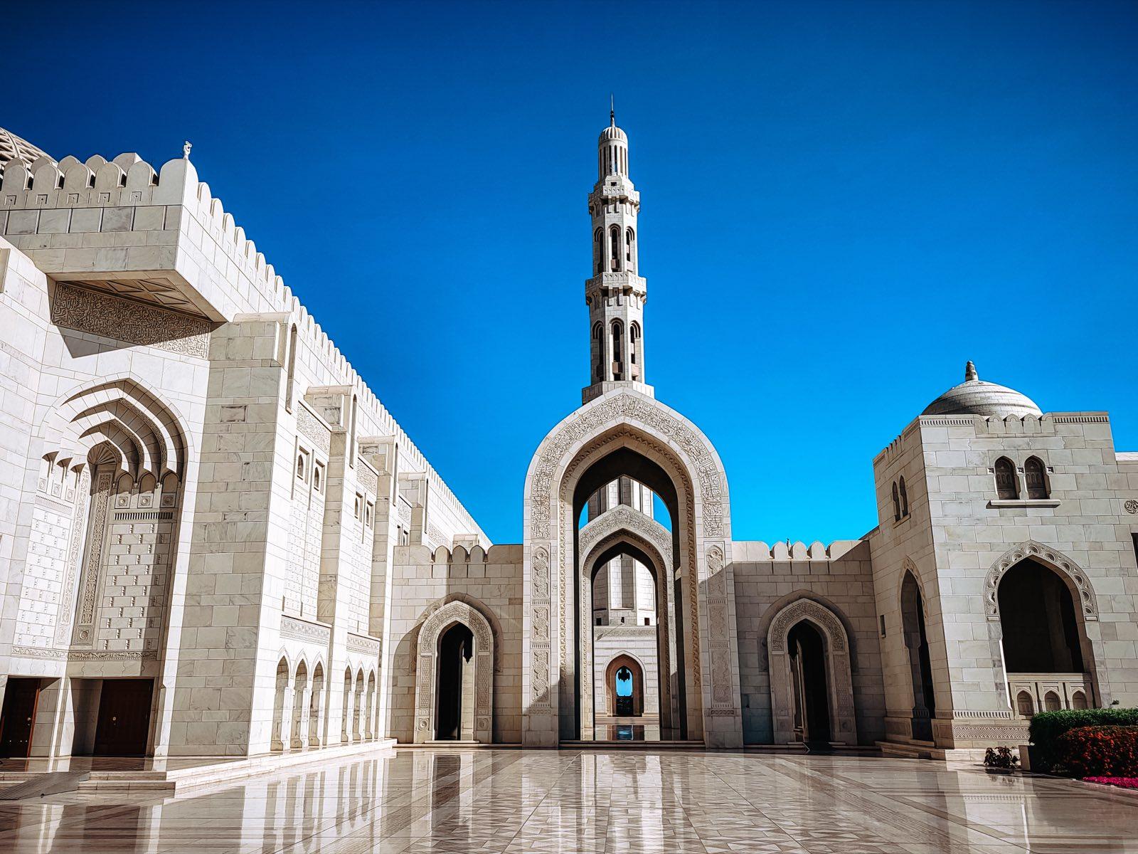 De Sultan Qaboos-moskee met minaret in de ochtendzon