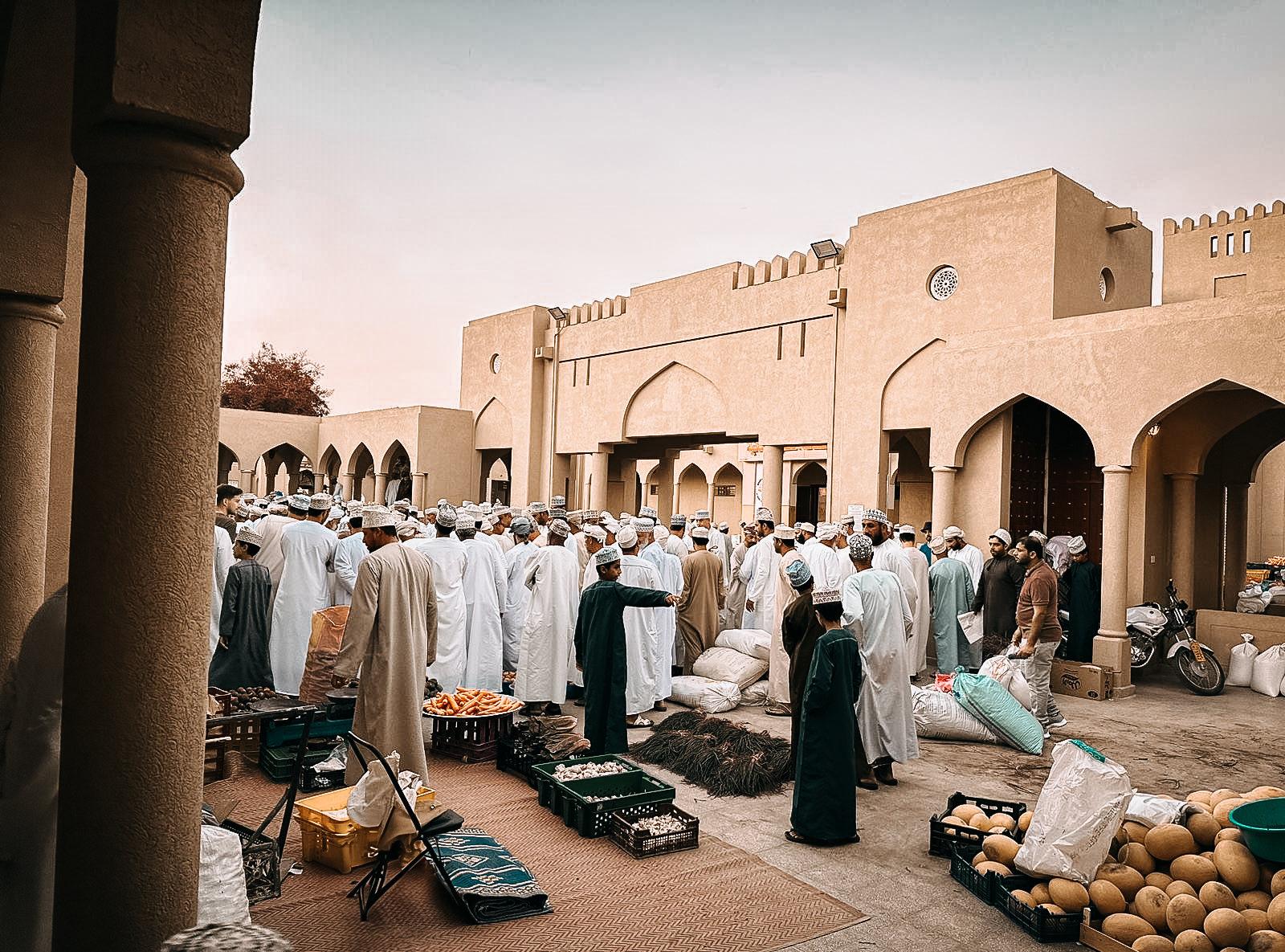 De ochtendmarkt van Nizwa: het dagelijks leven gaat hier zijn gewone gang