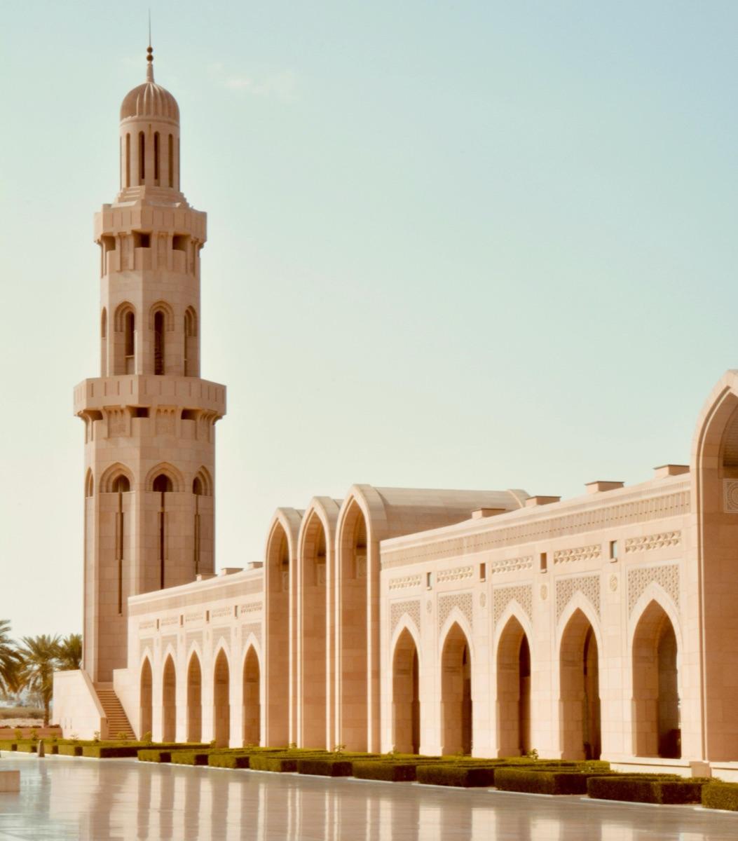 De Grote Sultan Qaboos-moskee in Muscat in warm avondlicht