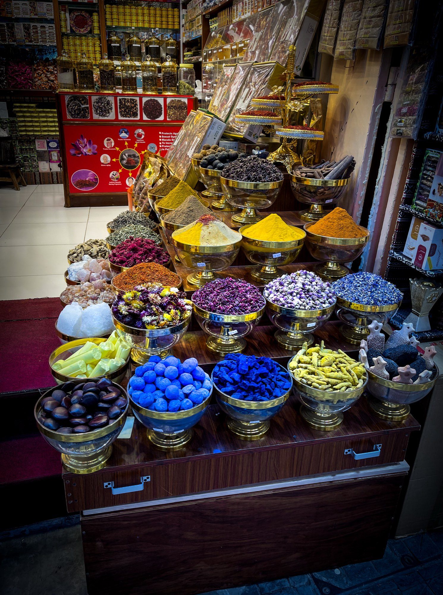 Kruiden, wierook en gedroogde bloemen in de souq van Muscat