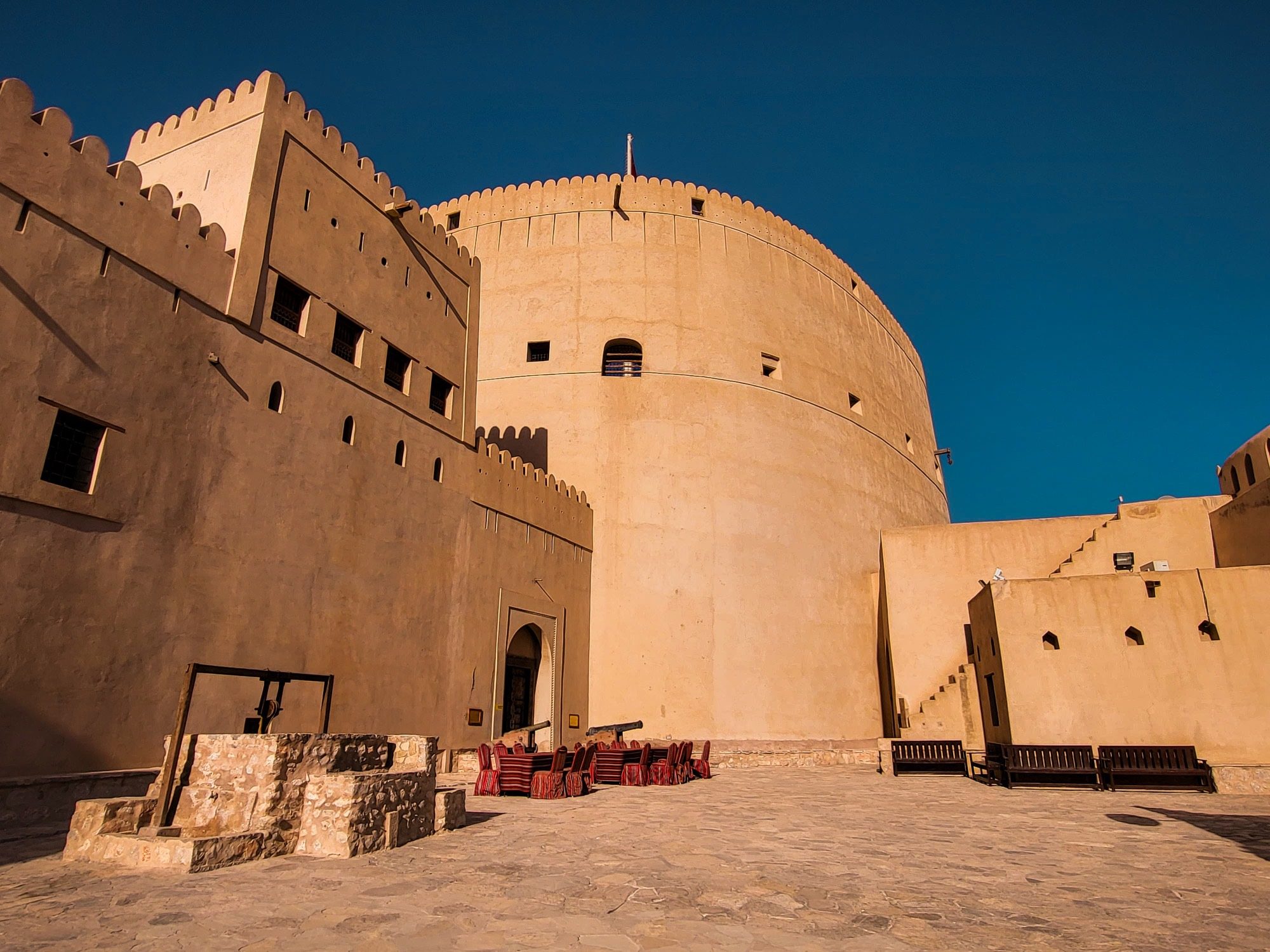 De ronde hoofdtoren van Nizwa Fort, gezien vanaf de binnenplaats