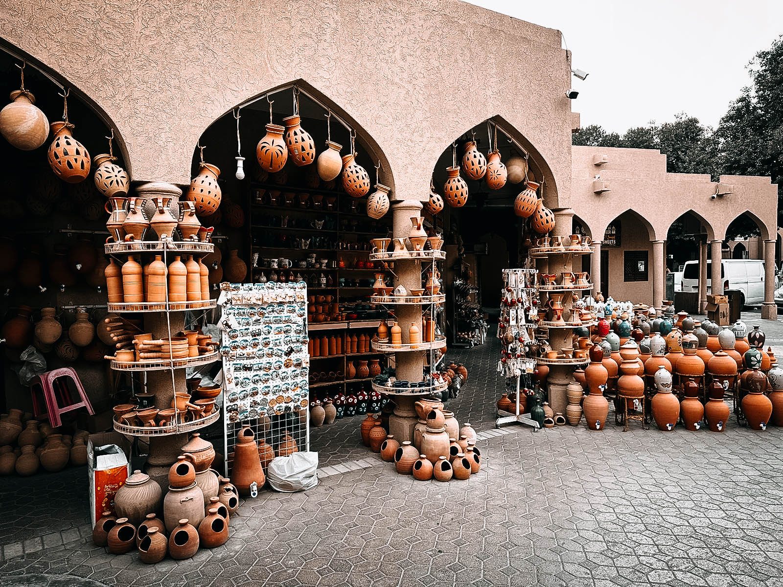 Aardewerk in alle soorten en maten in de souk van Nizwa
