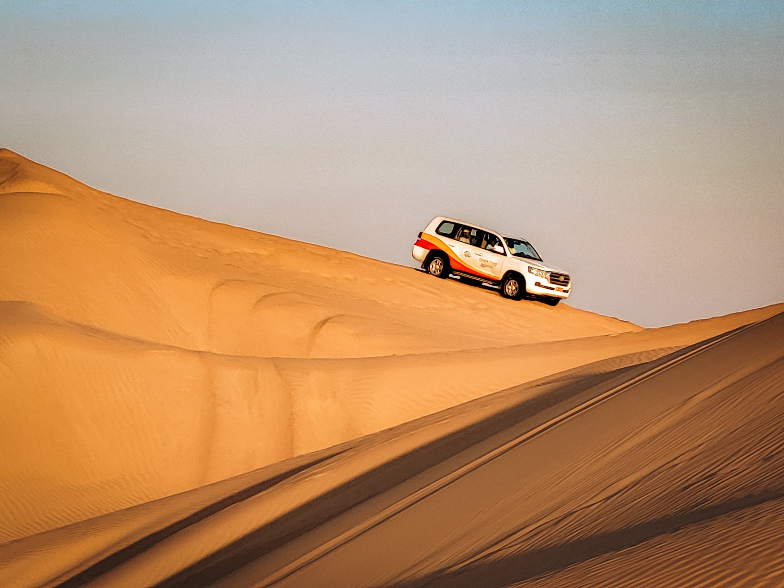 Met een 4x4 over de duinen van de Wahiba Sands bij het gouden uur