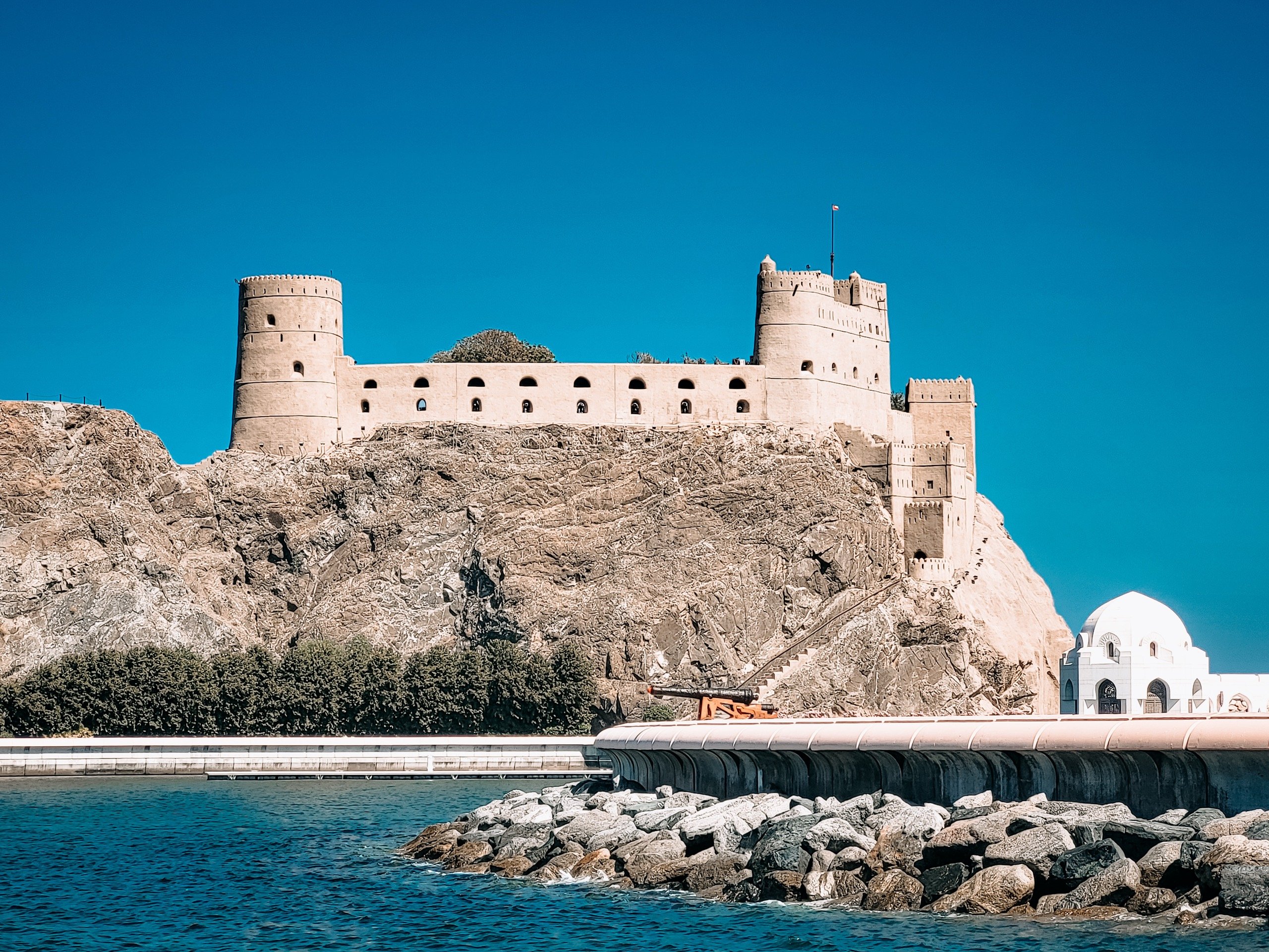 Fort Al Jalali op de rotsen boven de baai van Muscat