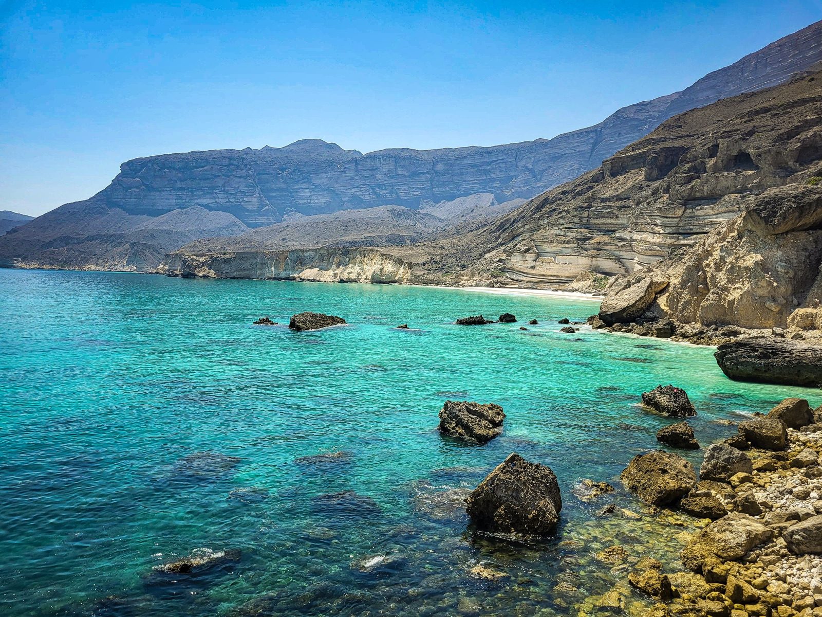 De verlaten baaien van Fazayah Beach, ten westen van Salalah