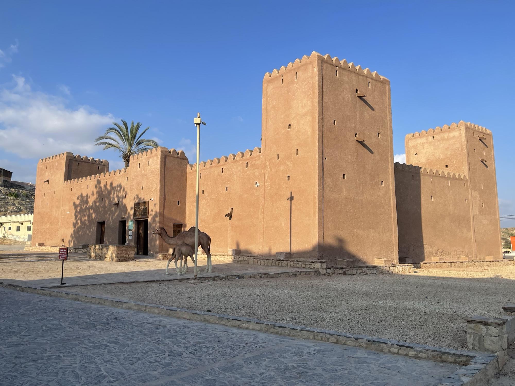 Zorgvuldig gerestaureerd kasteel aan de kust van Zuid-Oman
