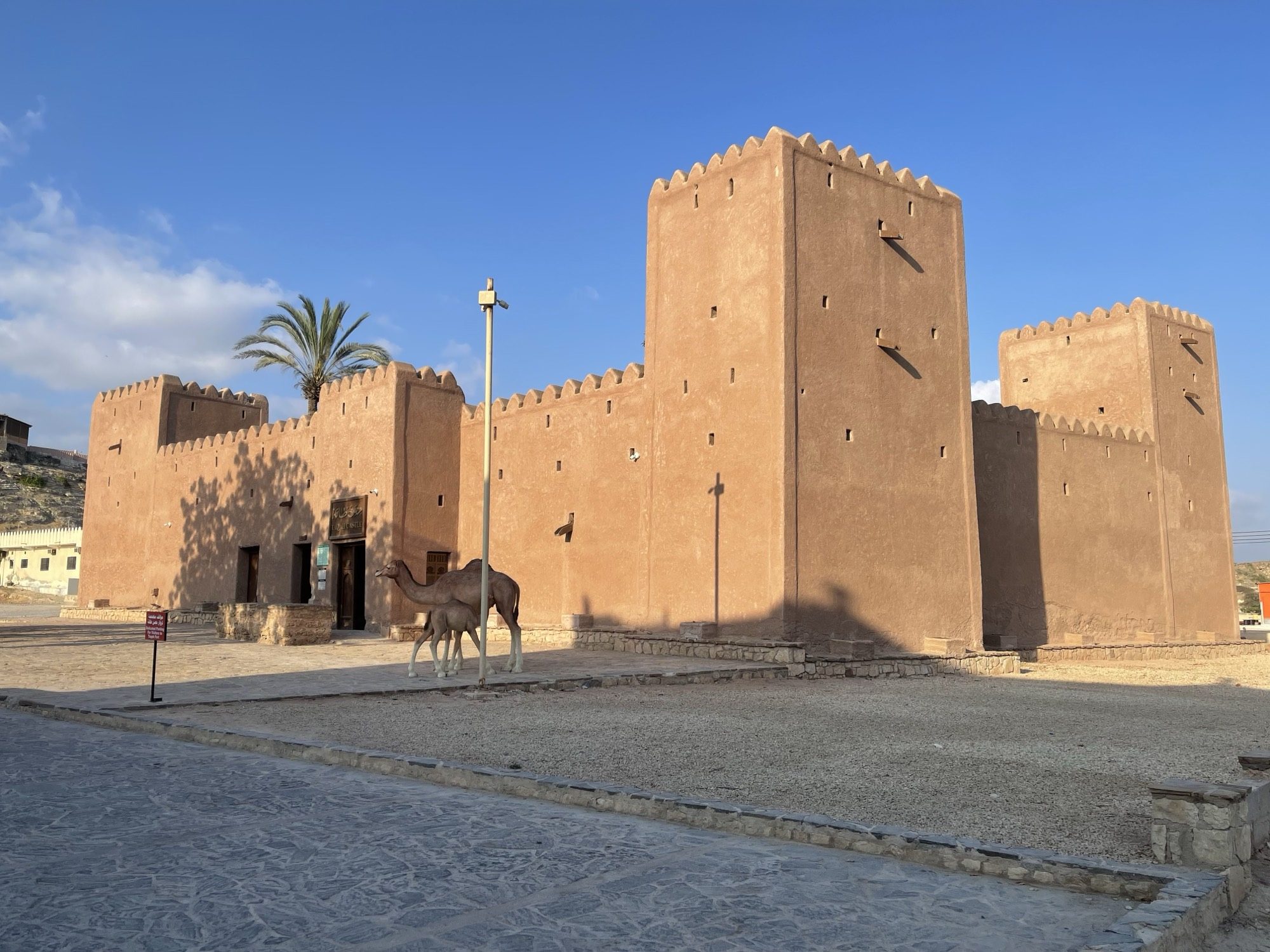 Zorgvuldig gerestaureerd kasteel aan de kust van Zuid-Oman