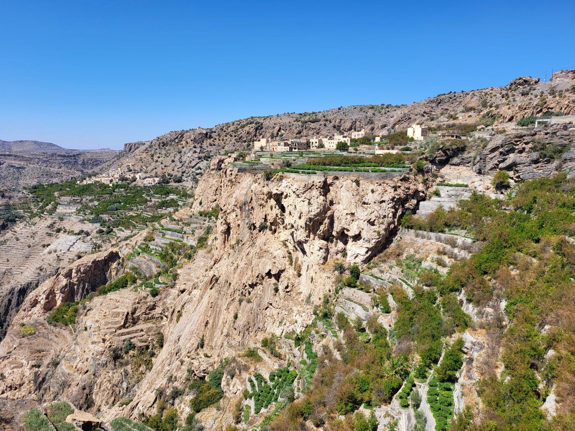 Terrasdorp op Jebel Akhdar met tuinen langs de kloofrand