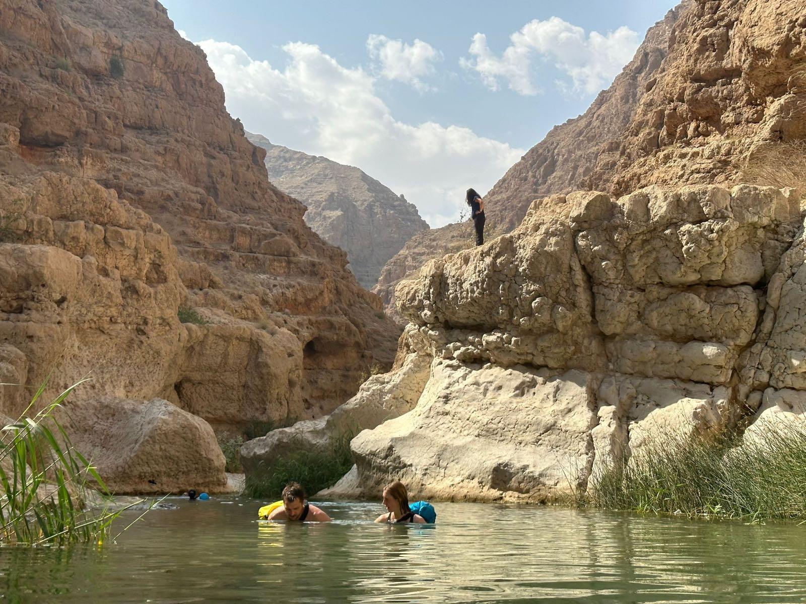 Zwemmen in een wadi tussen de rotswanden